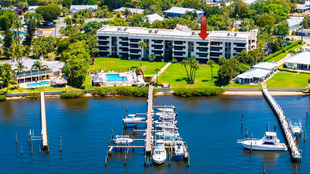 Seasonal Rental Newly Furnished Live the Florida dream in this rarely available 2BR 2BA condo in Sunset Cove, just minutes from Downtown Stuart.