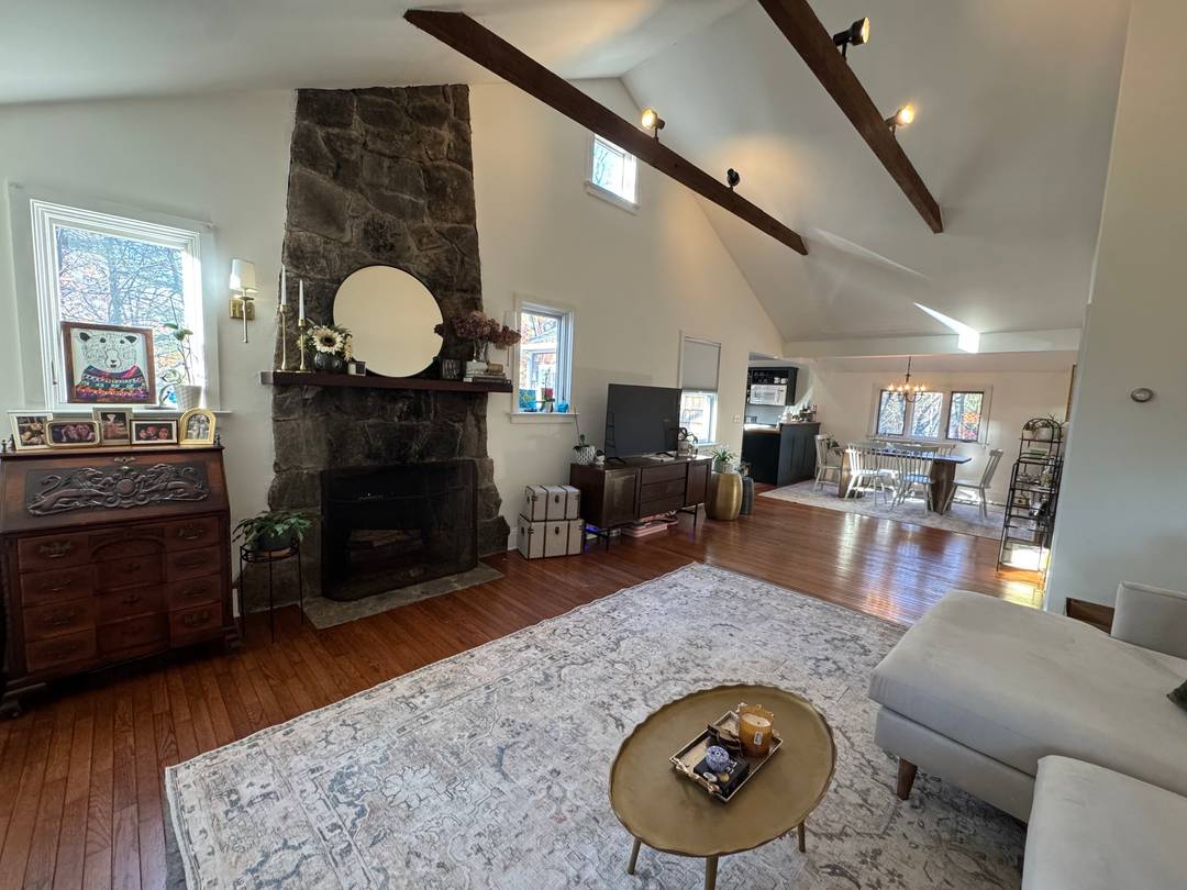 In town home for rent. Private and very convenient near NVT and Horseshoe Pond.