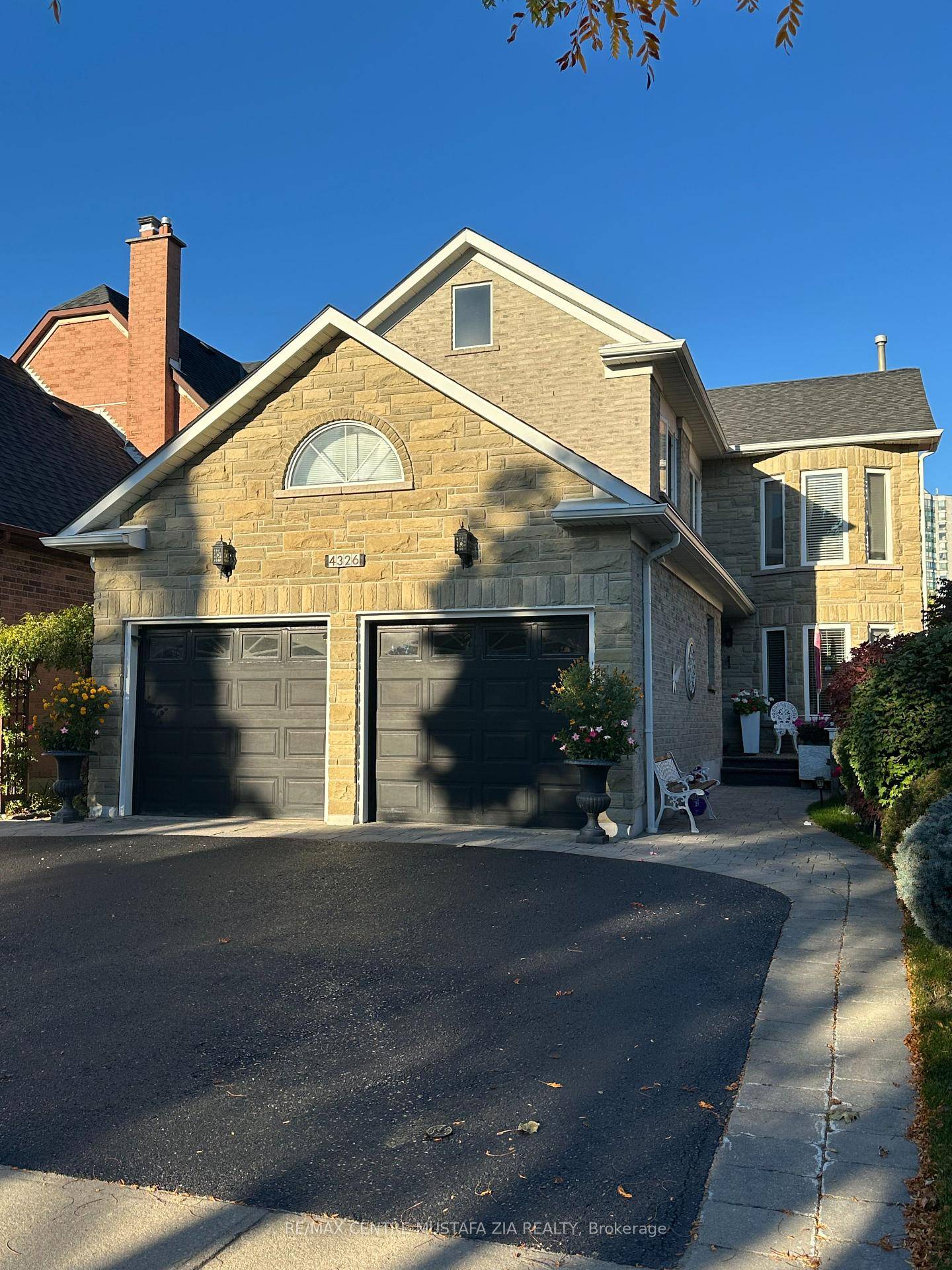 Beautiful amp ; Spacious 1 Bedroom Basement Apartment in Prime Mississauga Location !