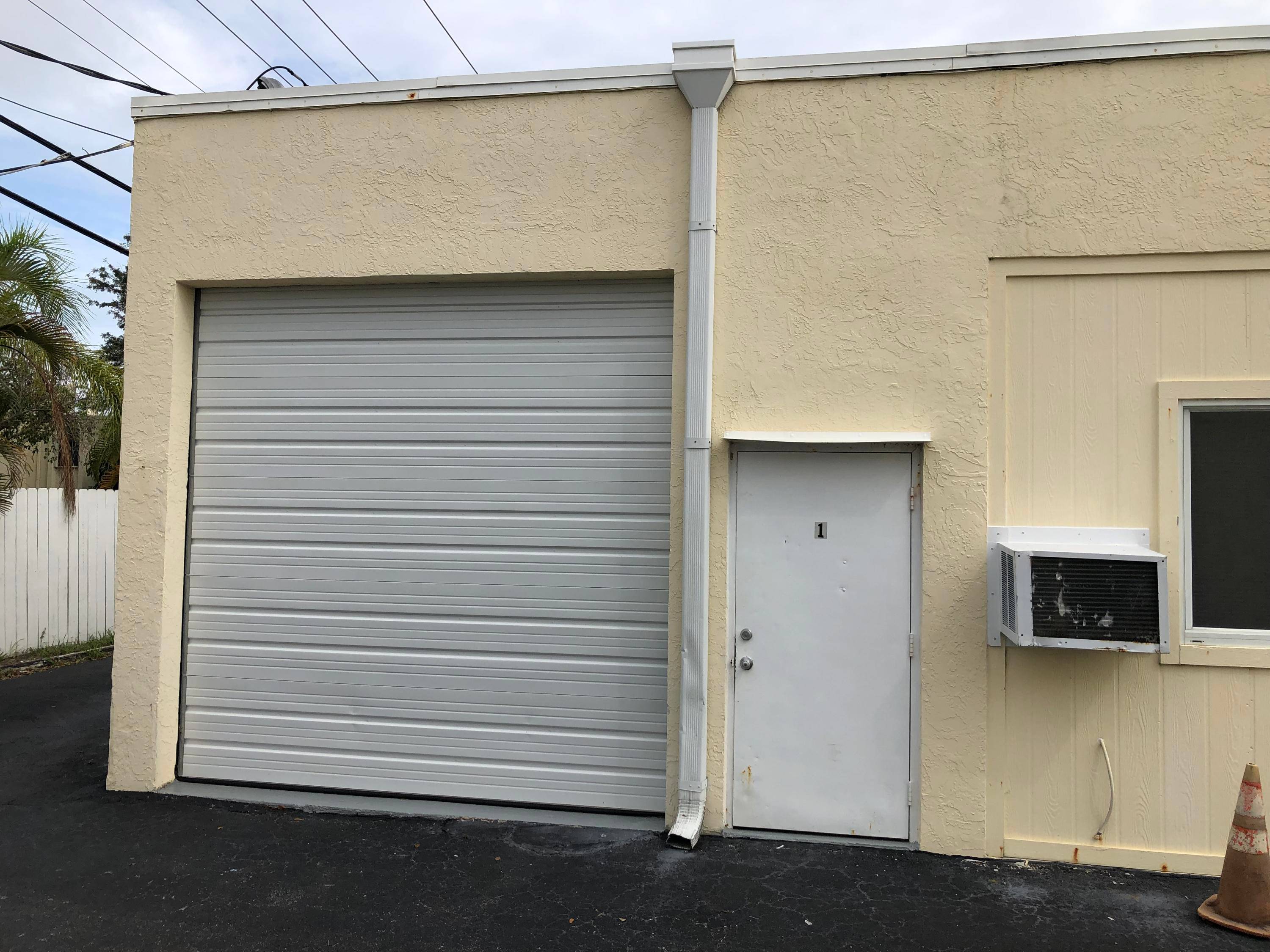 Come north to the beautiful Jupiter Tequesta area in northern Palm Beach County and lease this warehouse bay for an extremely reasonable rate of only 750 month.