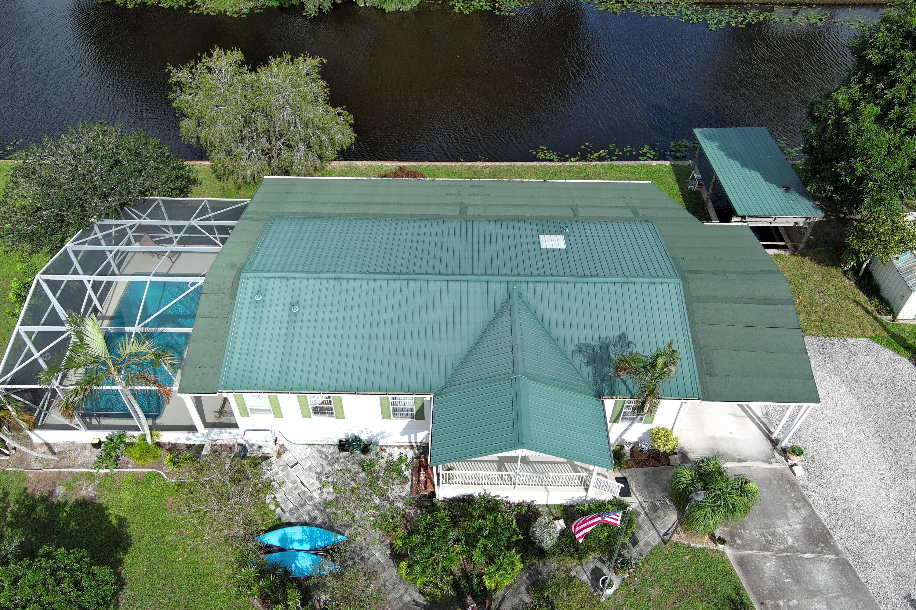 WATERFRONT POOL HOME sprawling over.