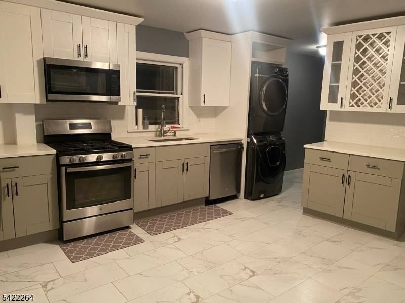 Spacious and well maintained 3 Units mixed use property with great cashflow, ideal for investors, but also for first time buyers, 9 bedrooms total, store in first floor, easy convertible ...