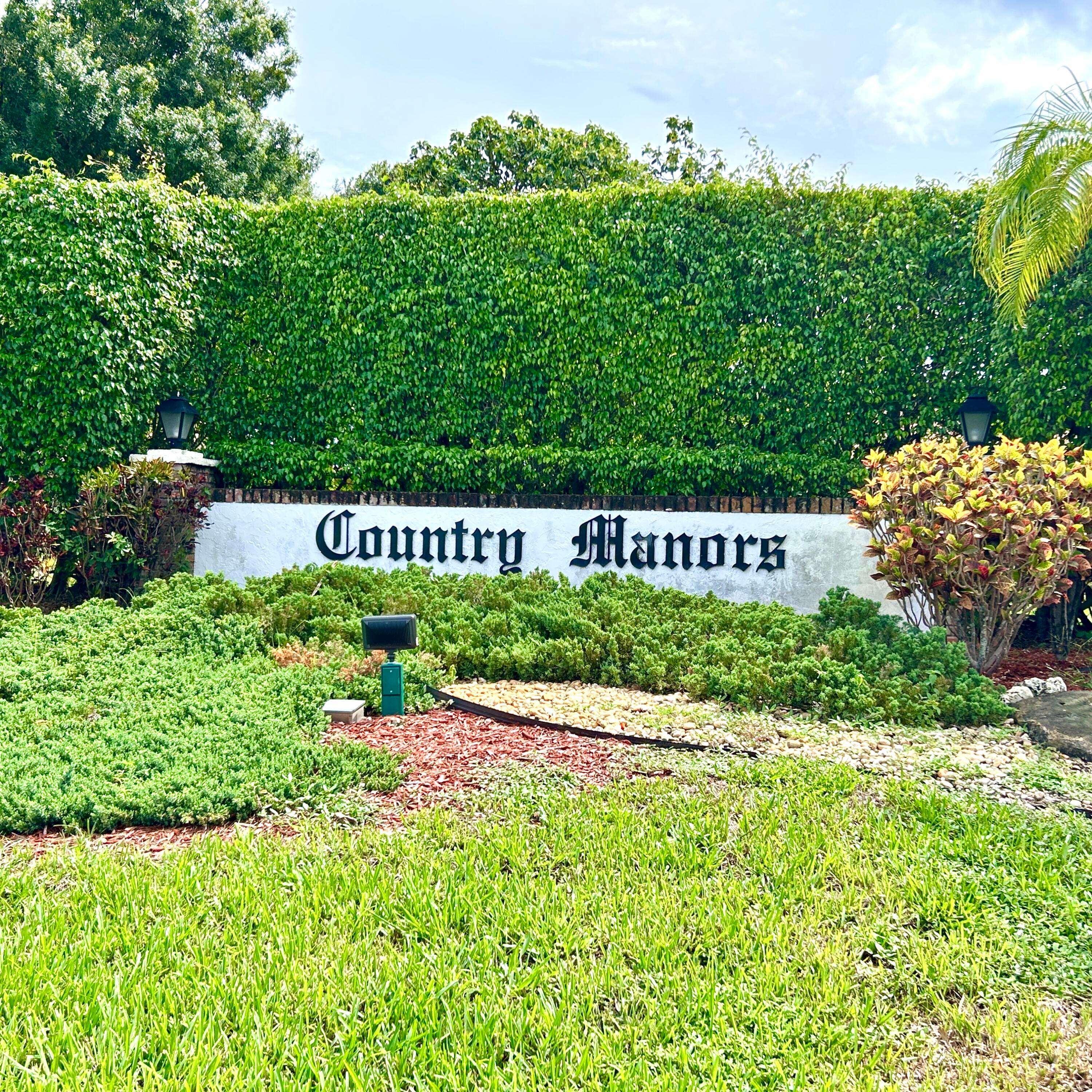 55 Community. Welcome to this charming villa in the heart of Delray Beach !