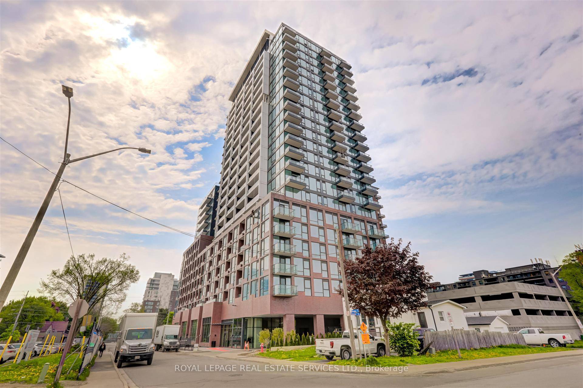 Live your best life in this stylish 2 bed, 2 bath condo right in the heart of Port Credit.