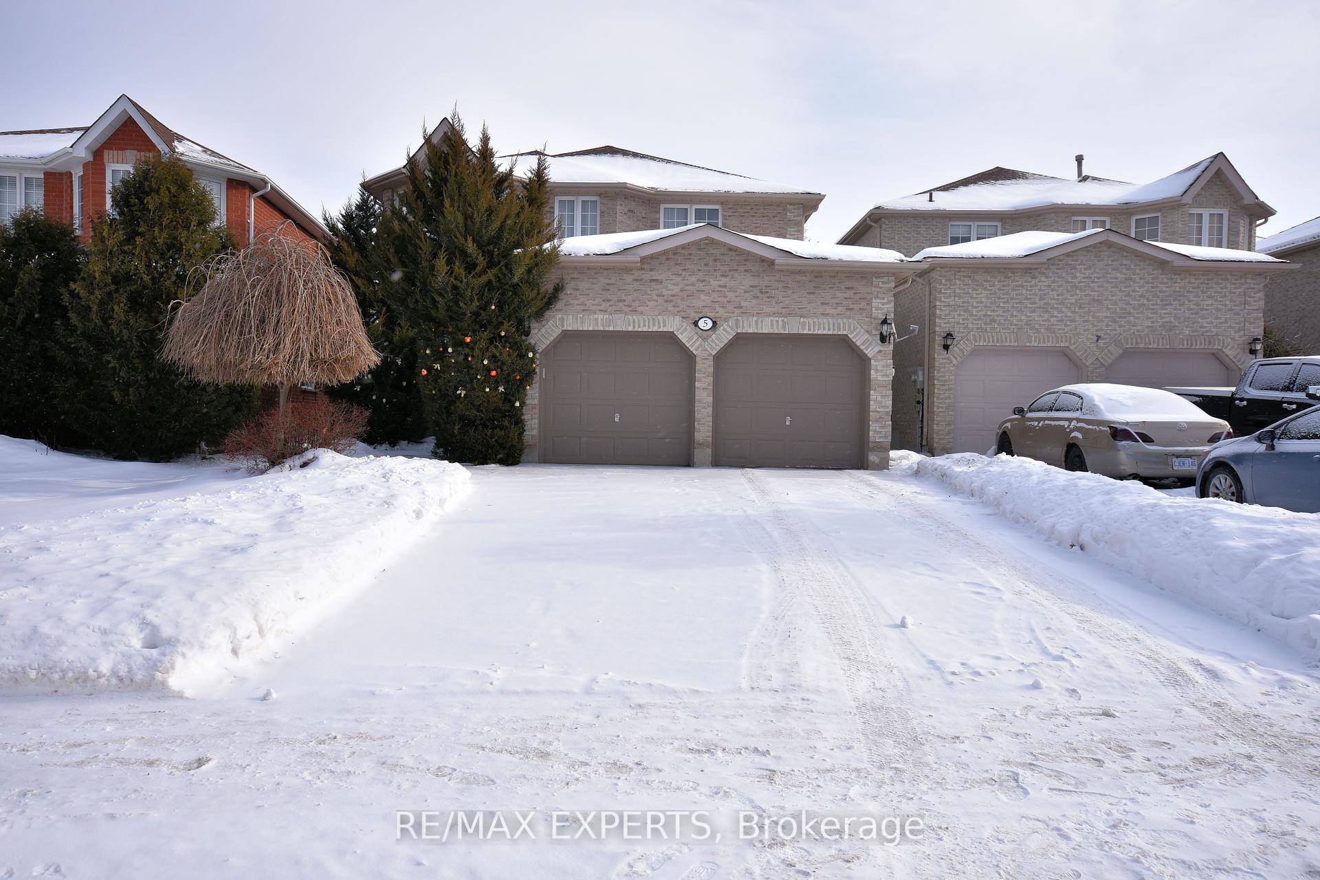 Immaculate, Sun Filled Family 2210 Sq.
