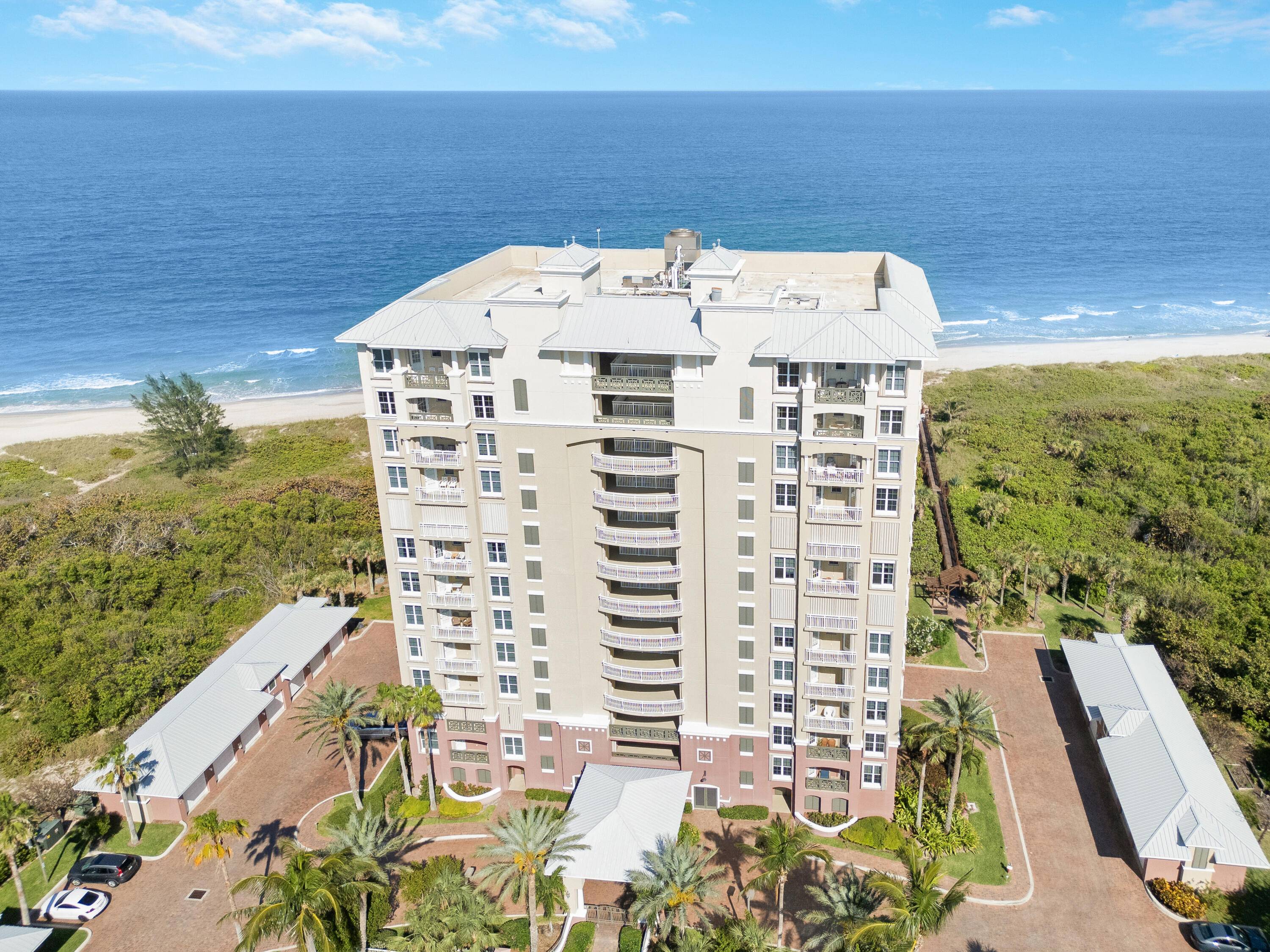 LUXURY LIVING DIRECTLY ON THE OCEAN.