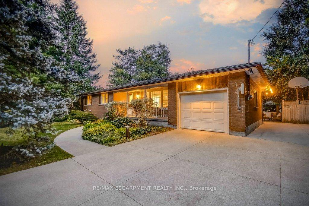 Amazing location on a gorgeous country lot !