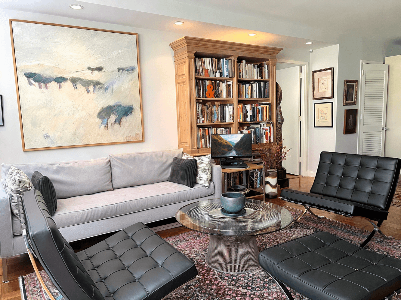 Move right into this bright, extra large one bedroom in a prime Upper East Side location.