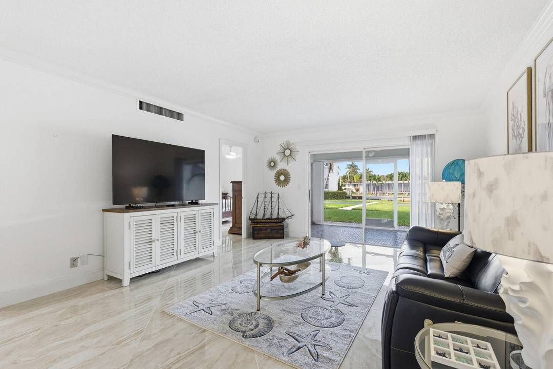 LUXURY WATERFRONT RENTAL located directly on the INTRACOASTAL !