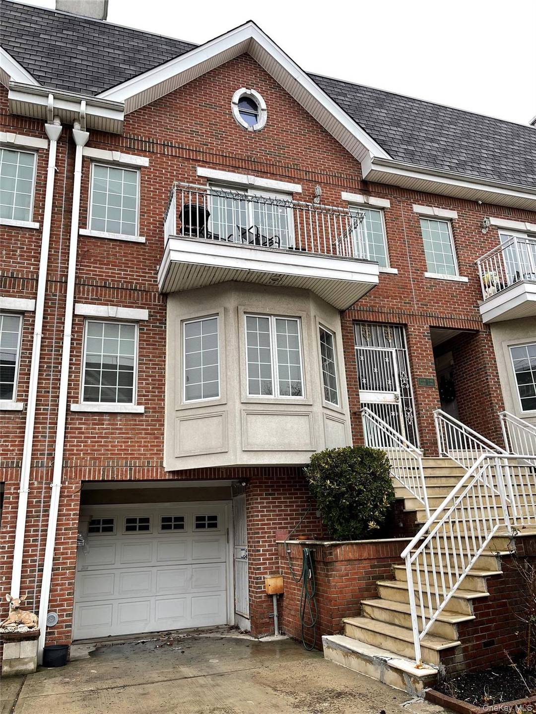 350 Soundview Lane, College Point Solid 2 Family Investment Opportunity Welcome to 350 Soundview Lane, a well maintained 2 family home located in the heart of College Point, Queens one ...