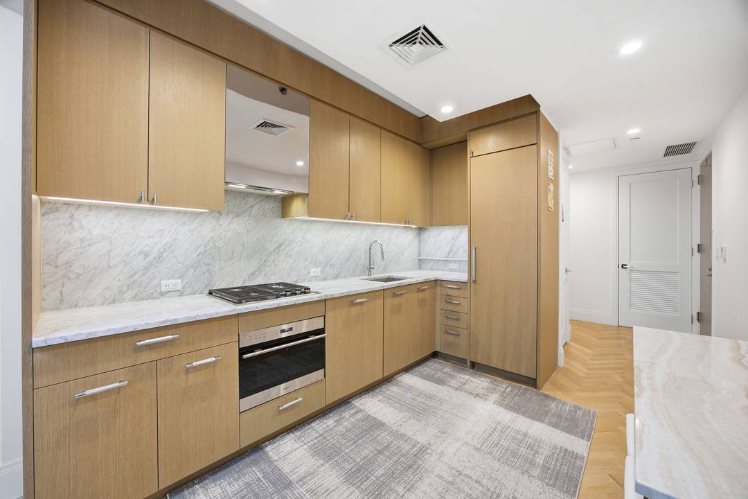 Welcome to 5R at 300 West, a sophisticated new dev condo with all of the bells and whistles in South Harlem, just off of the 125th Express subway stop.