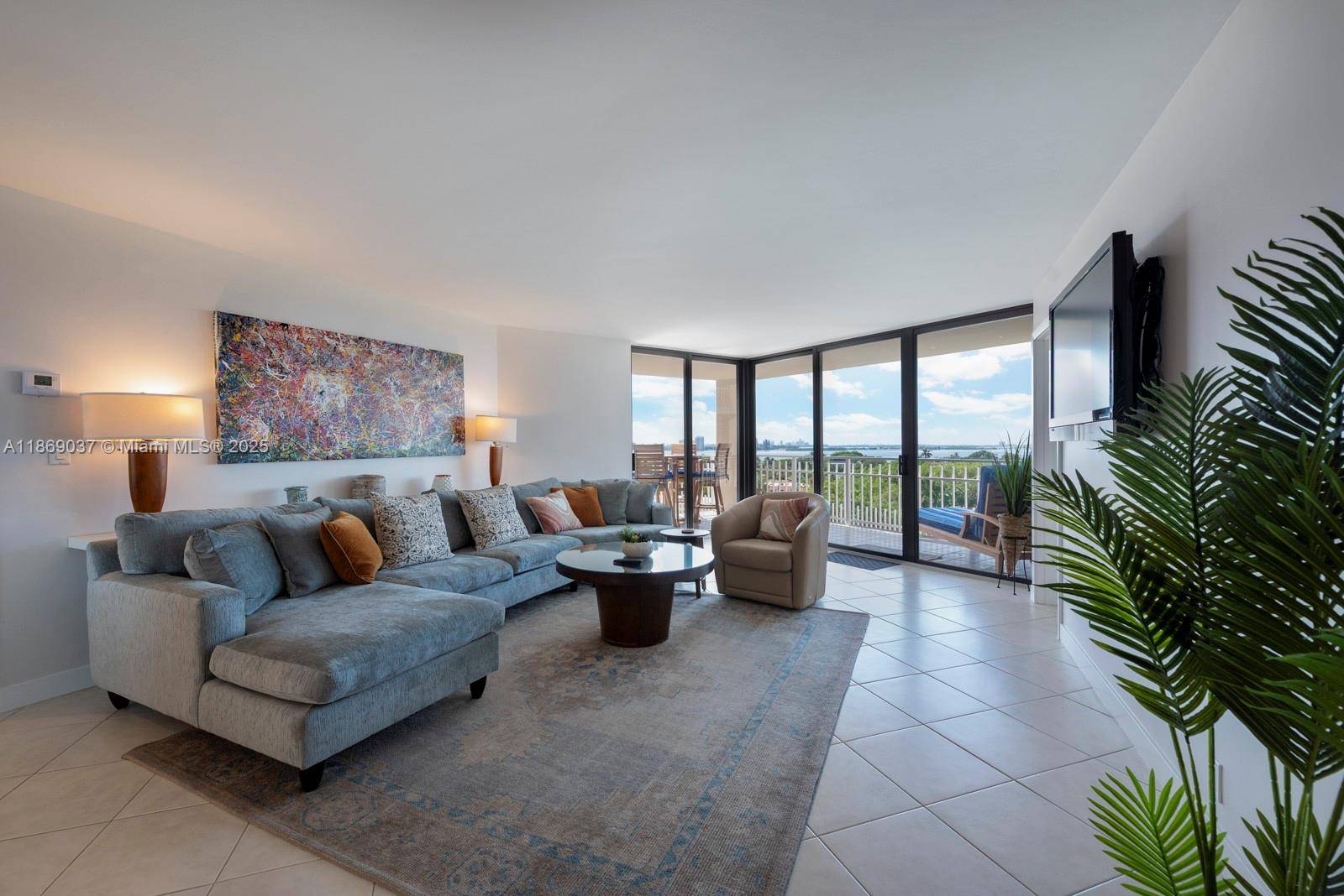 Southeast facing with sweeping views of Downtown Miami and Biscayne Bay, this Quayside residence offers a view from every room and refreshing bay breezes from the balcony.