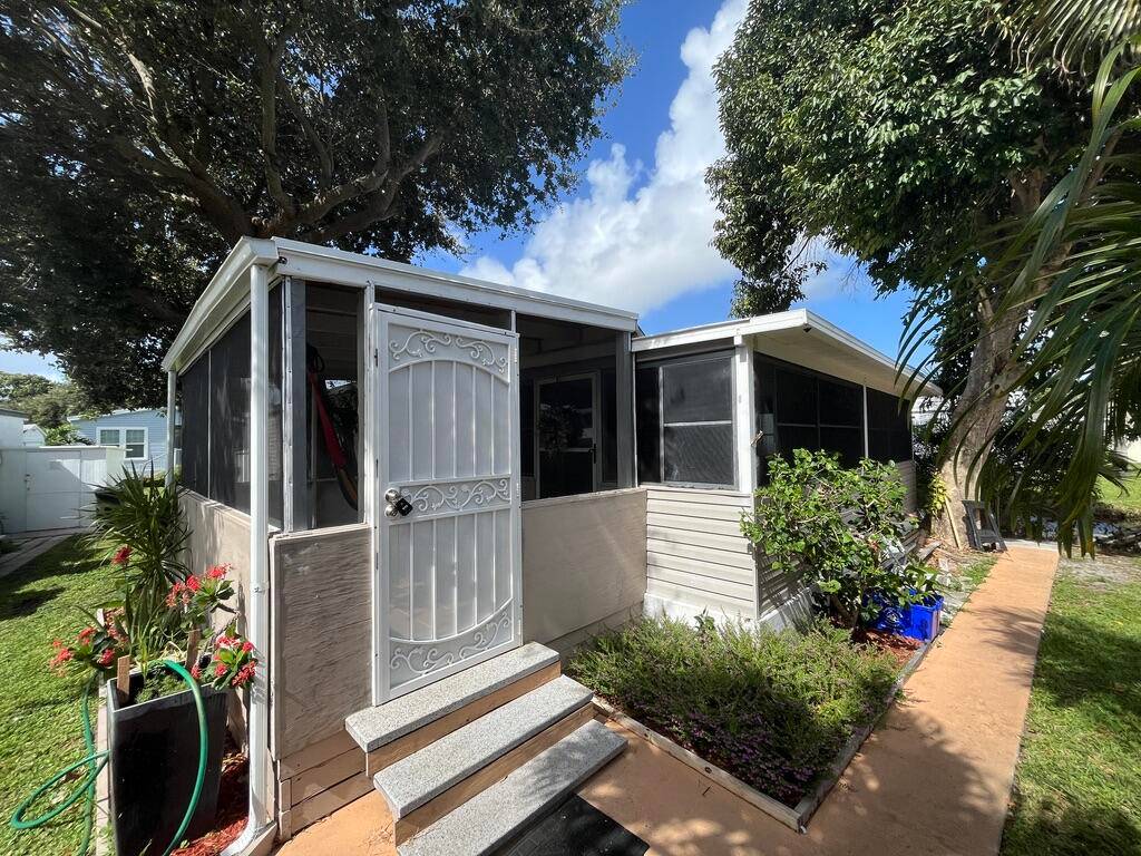 Great Palm Beach Gardens Location Entire Renovation Kitchen Baths Flooring, two enclosed screened decks for added space.