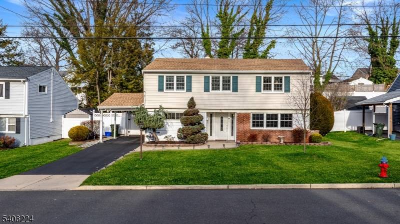 Welcome to this warm and inviting home located in the highly sought after Southwood Development, a neighborhood known for its strong sense of community and exceptional commuter convenience.