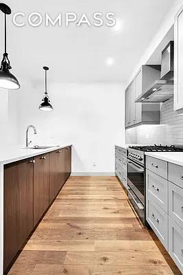 Oversized One Bedroom on a Prime Clinton Hill Block Set on one of Clinton Hill s most picturesque, tree lined streets, this spacious one bedroom offers style, comfort, and convenience ...