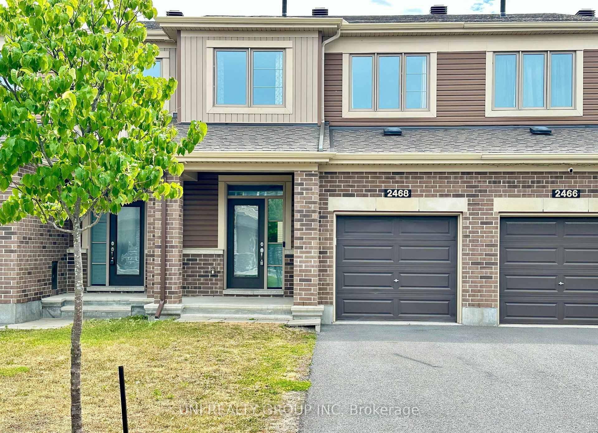 STUNNING TOWN HOME IN Barrhaven.