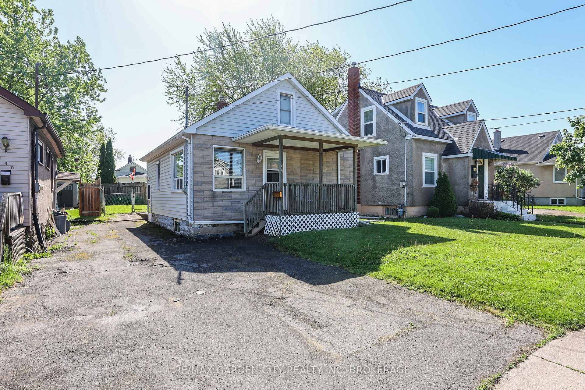 Looking for that great affordable starter or downsizing home that is well maintained and located near Hwy 406 for an easy commute ?