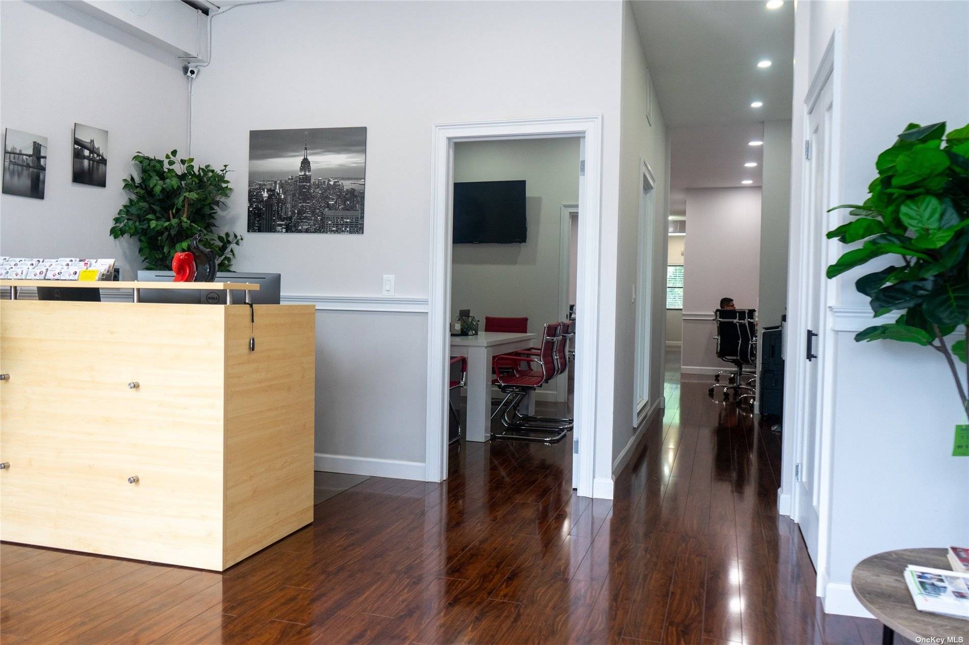 1, 000 square footage of office space located in Bay shore.