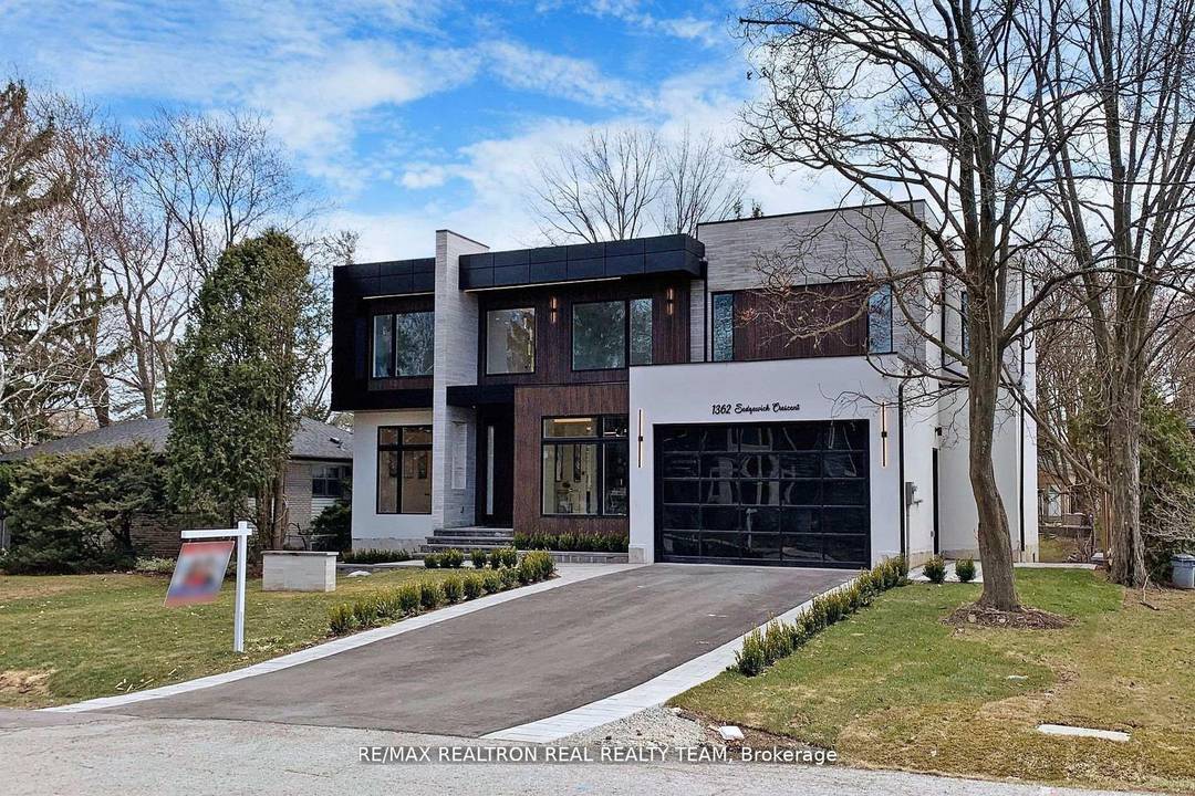 Luxury Meets Modern Design in South Oakville !