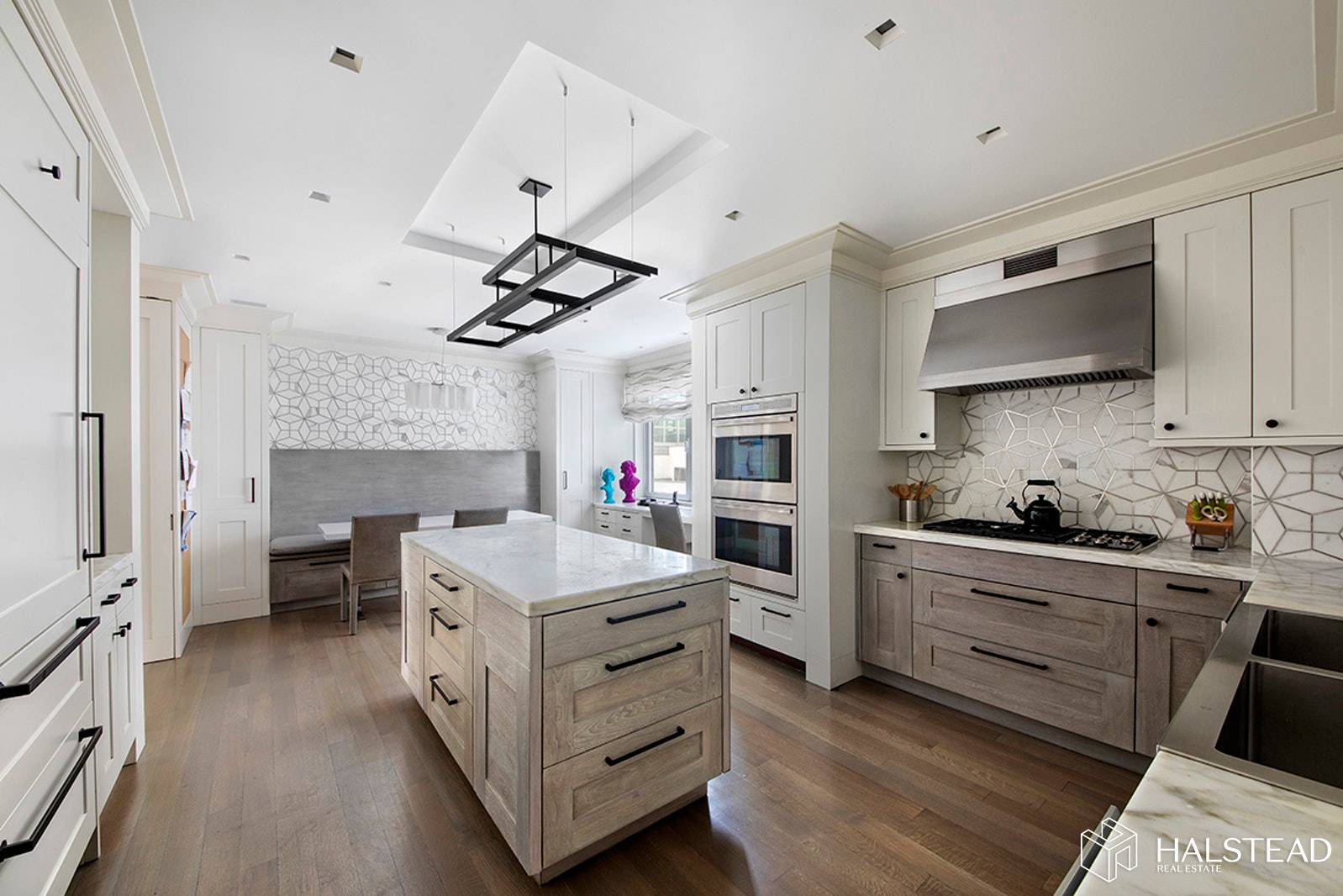 Fifth Avenue's Parc V Grand and Gracious Duplex delight offers over 3, 700 square feet with a one of a kind duplex home with a private elevator vestibule leading you ...