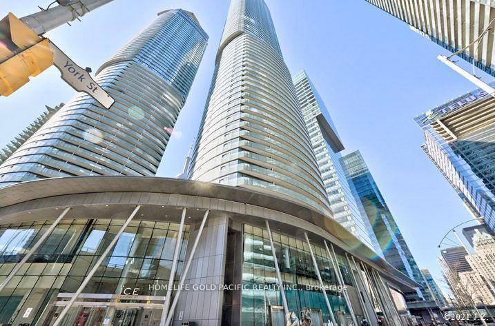 Welcome to luxury living in the heart of downtown Toronto !