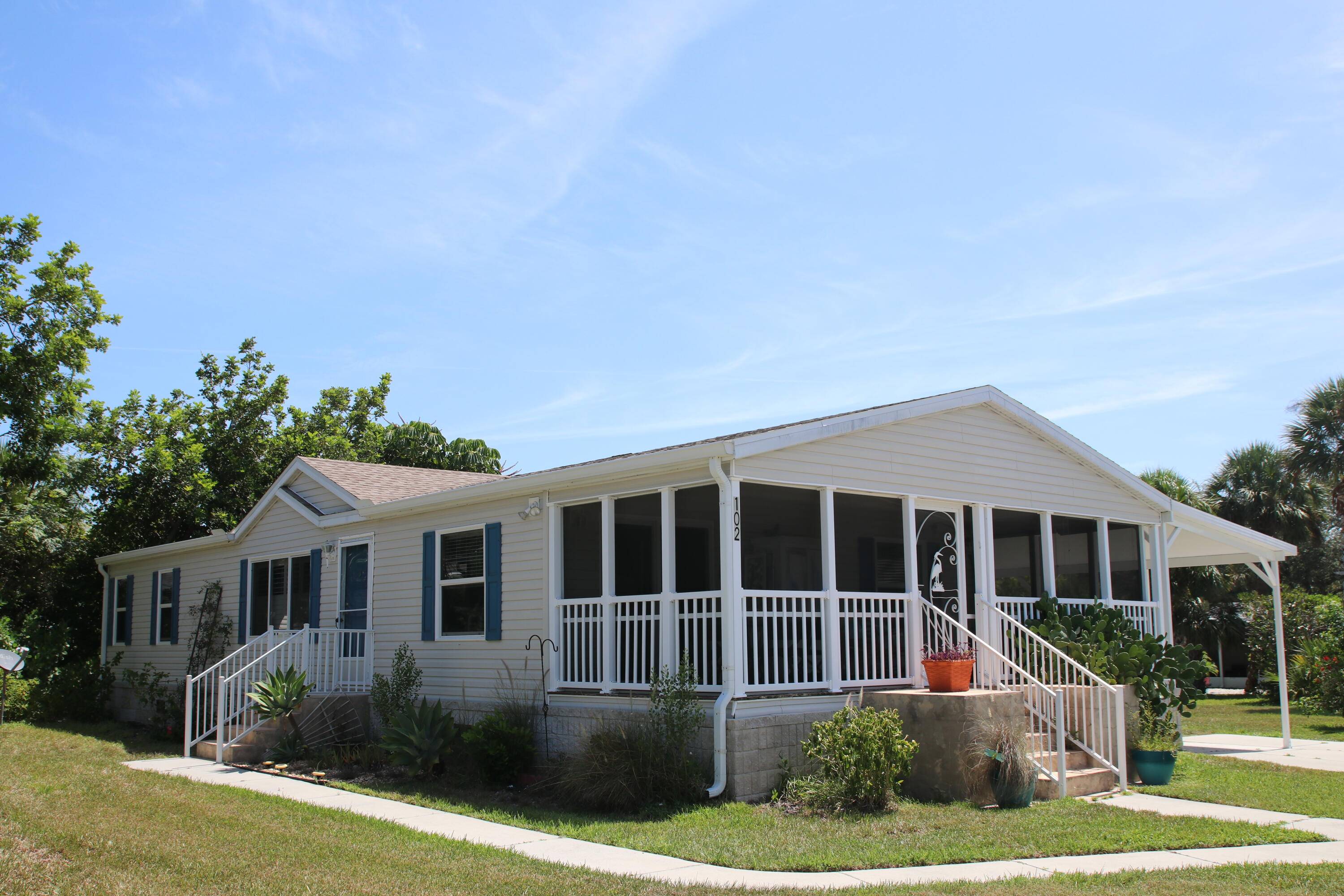 Discover Beach Cove, a hidden 55 gem, 4 mi from beach downtown Sebastian !
