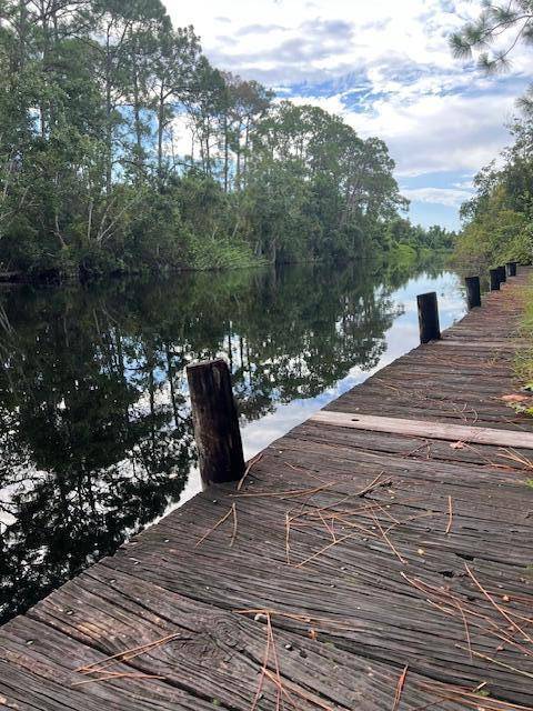 Amazing property in Leisure Lakes on the canal with fixed dock !
