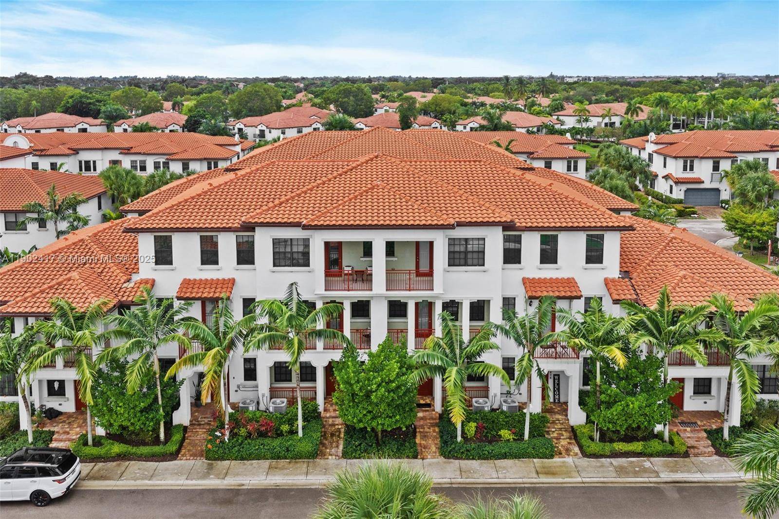 Welcome home to this bright and beautifully kept tri level townhouse in the sought after Raintree community !