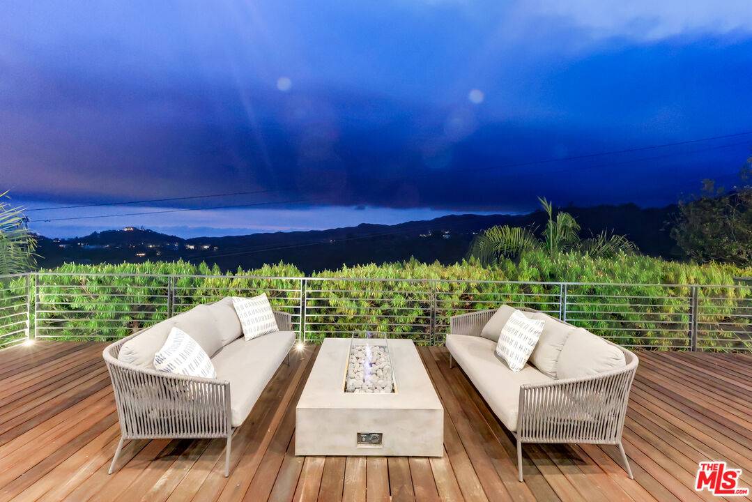 1235  N Kenter Ave 3BR Brentwood La