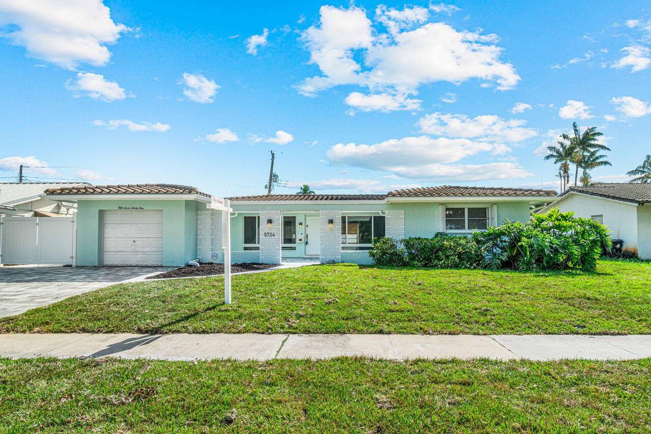 Great Coral Ridge Isles pool home available for rent.