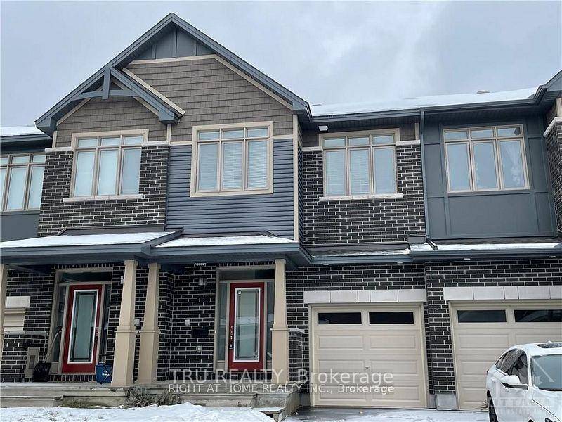 Conventional 3 bdrs Claridge townhome for rent in Kanata South.