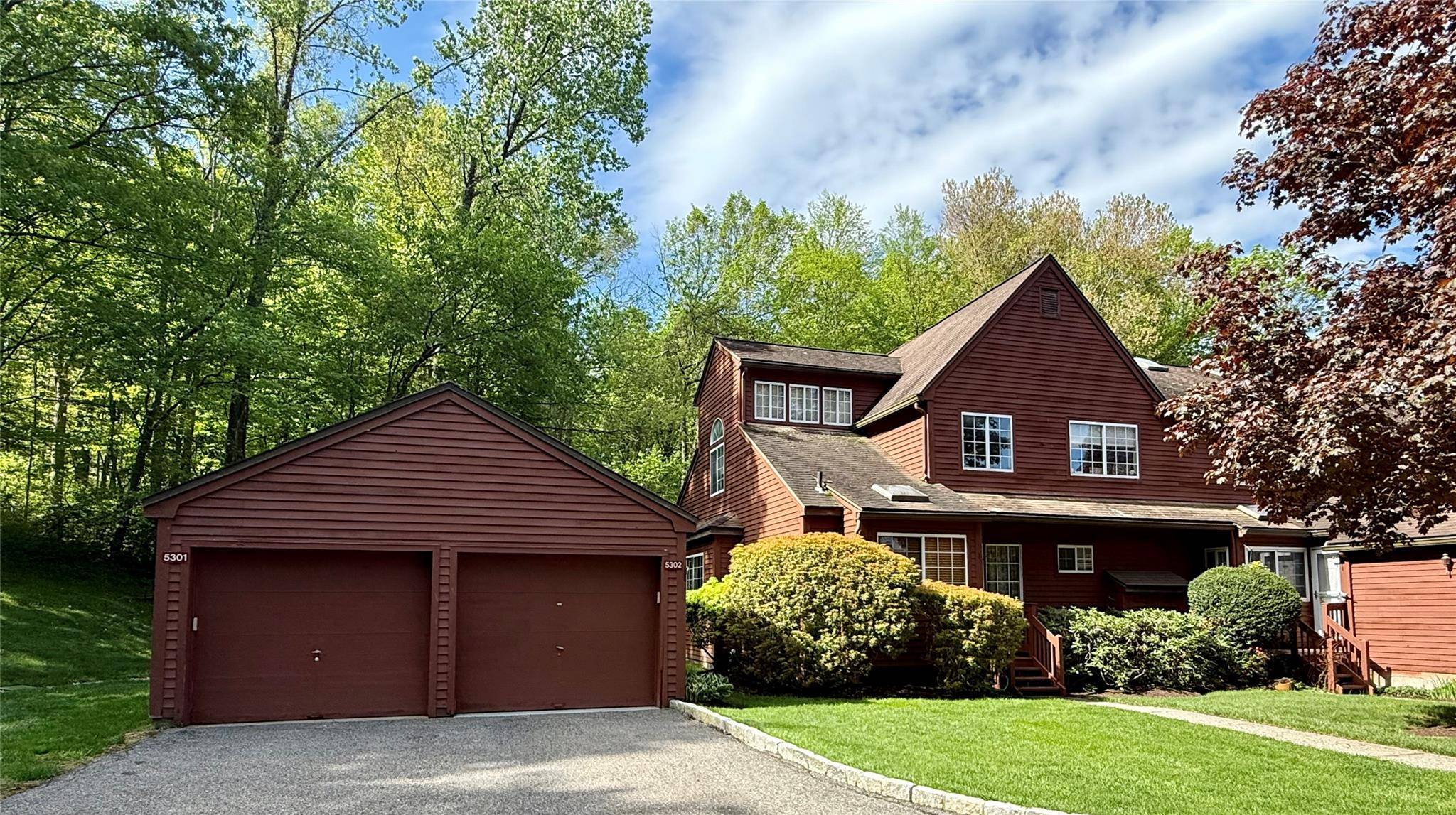 Rare Reed Farm Townhouse Tucked away at the end of a desirable cul de sac and perched on one of the highest points in the community, this exceptional Courtland model ...