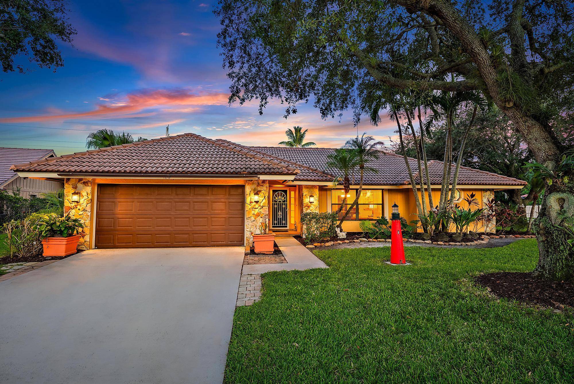 Welcome to your dream home in the heart of Jupiter, ideally situated on a spacious and beautifully landscaped.