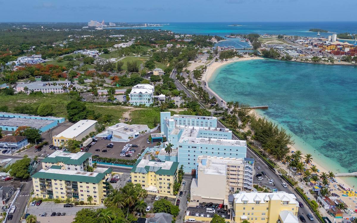 TOWN COURT Condo New-Providence