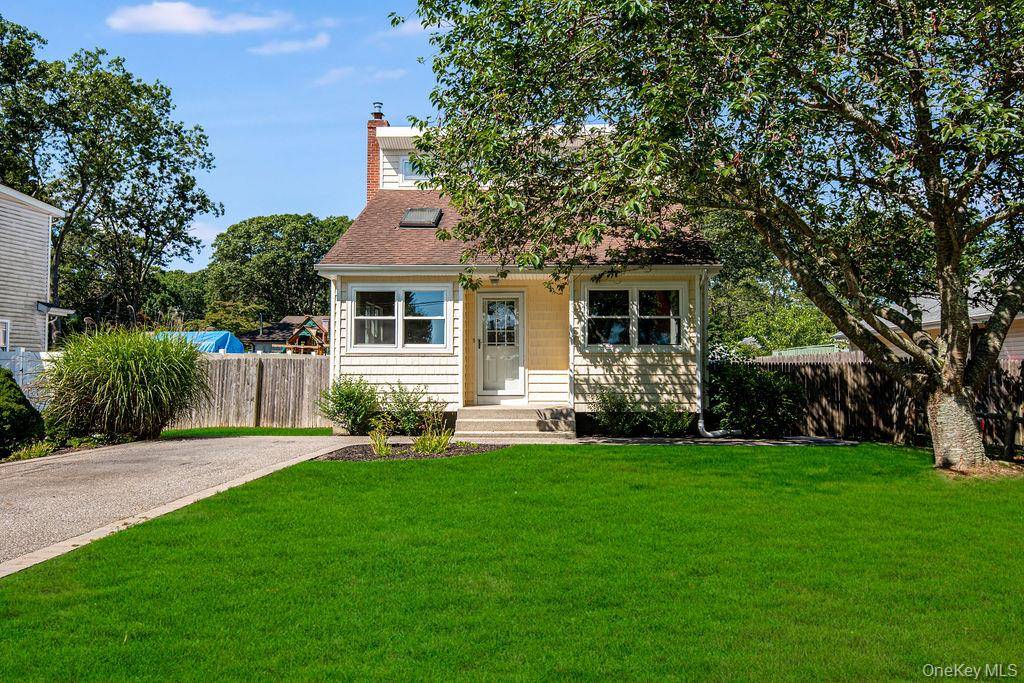 If you re looking for curb appeal and move in ready perfection, this fully renovated 3 bedroom, 2 bath ranch will win you over.