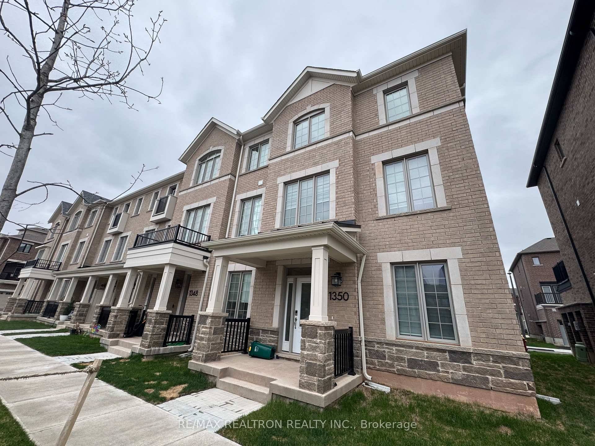 Welcome to 1350 Ripplewood Avenue, Oakville a beautifully designed end unit townhouse offering both comfort and convenience.
