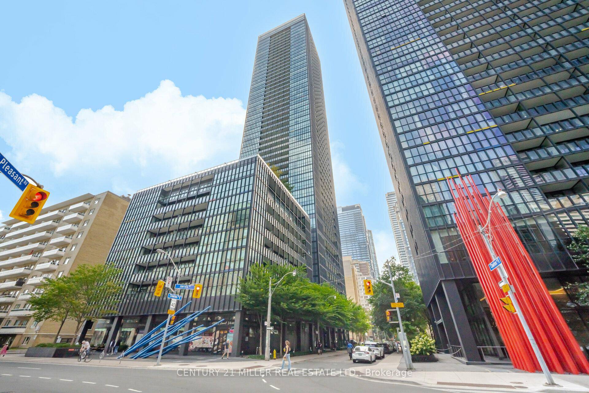 Welcome to the sought after x2 condos, Luxury Corner Sun Filled unit features 2 Bedroom Split floor plan 2 full bathroom.