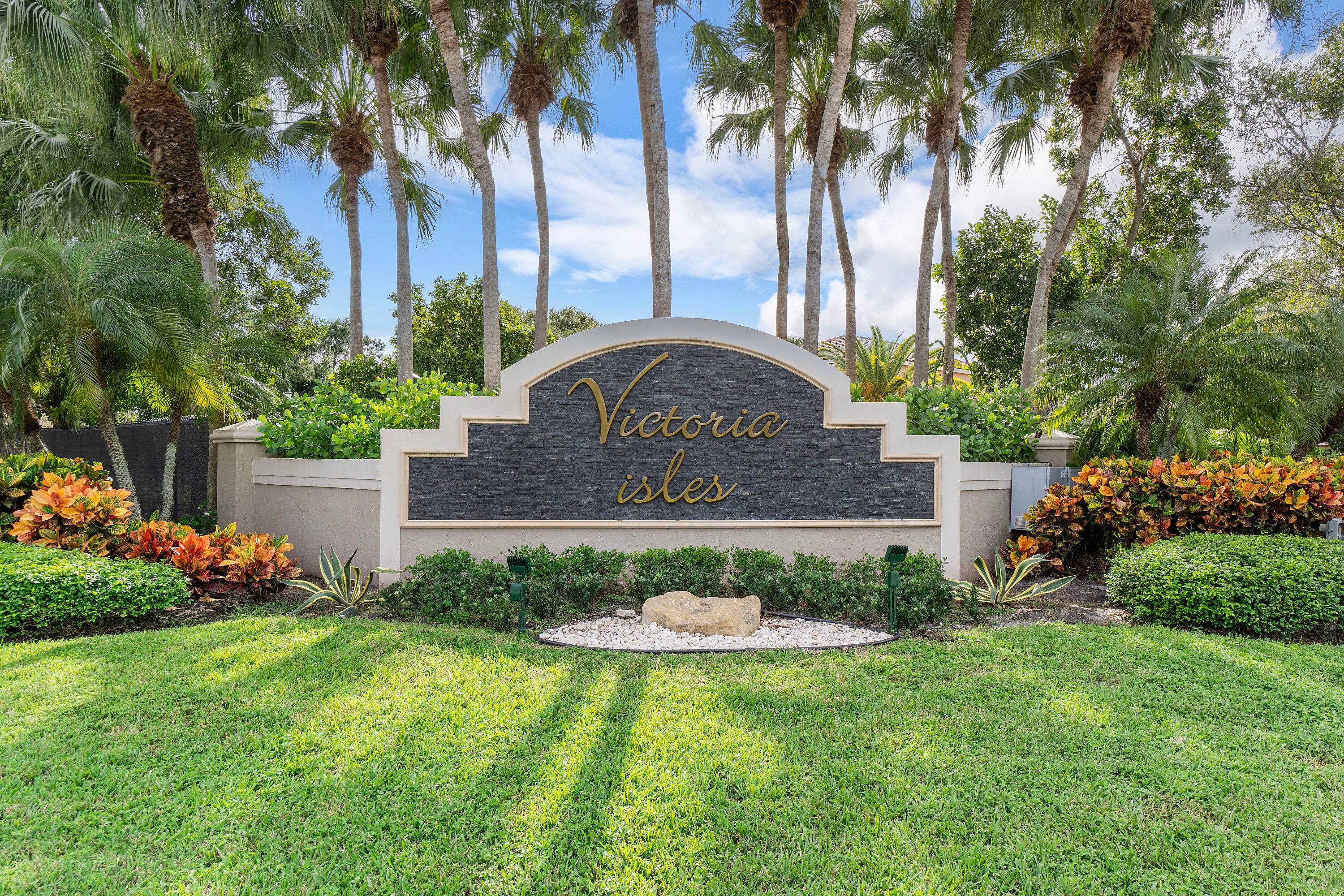 Beautifully Updated Townhome in Victoria Isles Move In Ready !