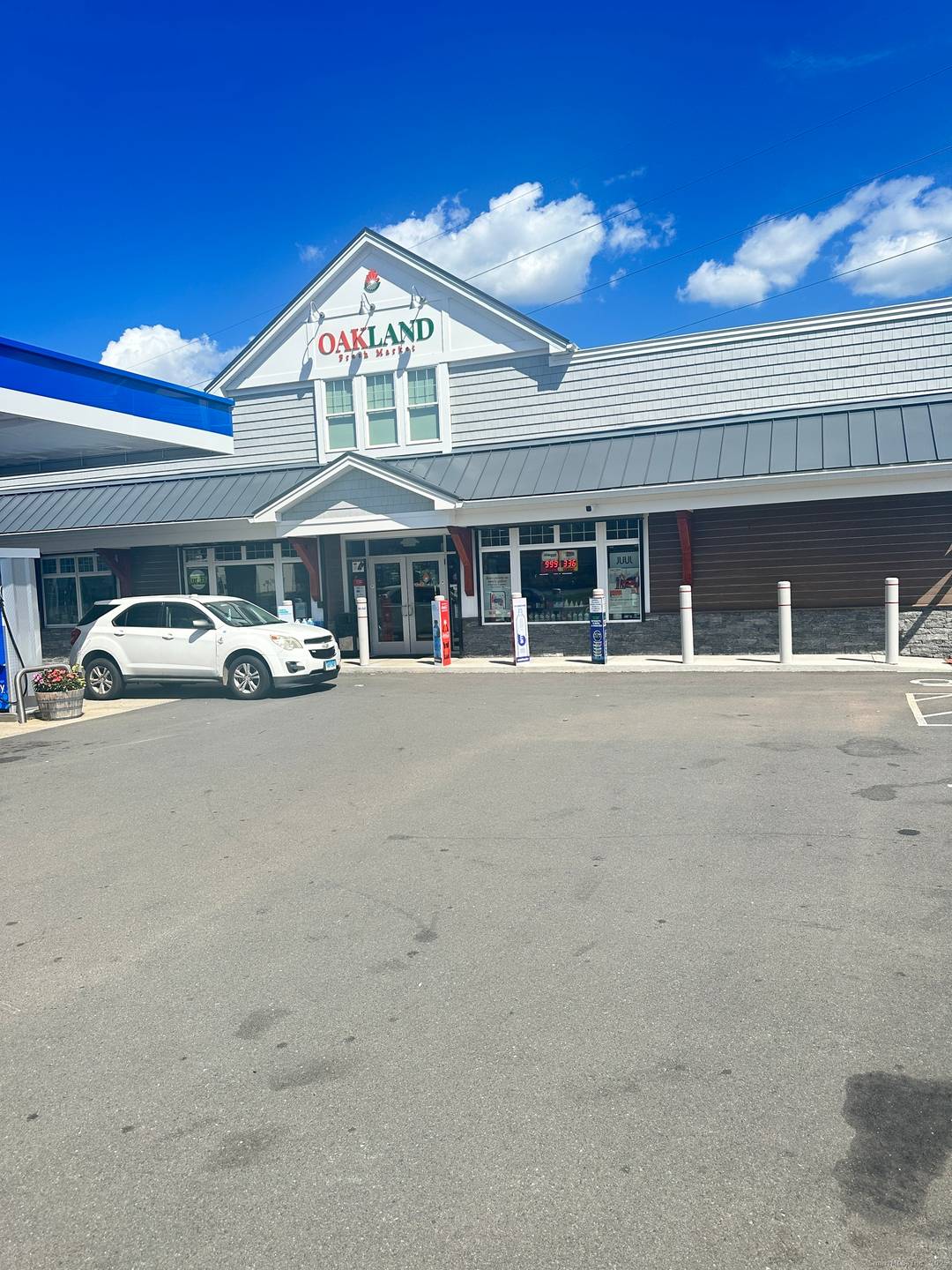 Prime commercial retail space available for immediate occupancy !