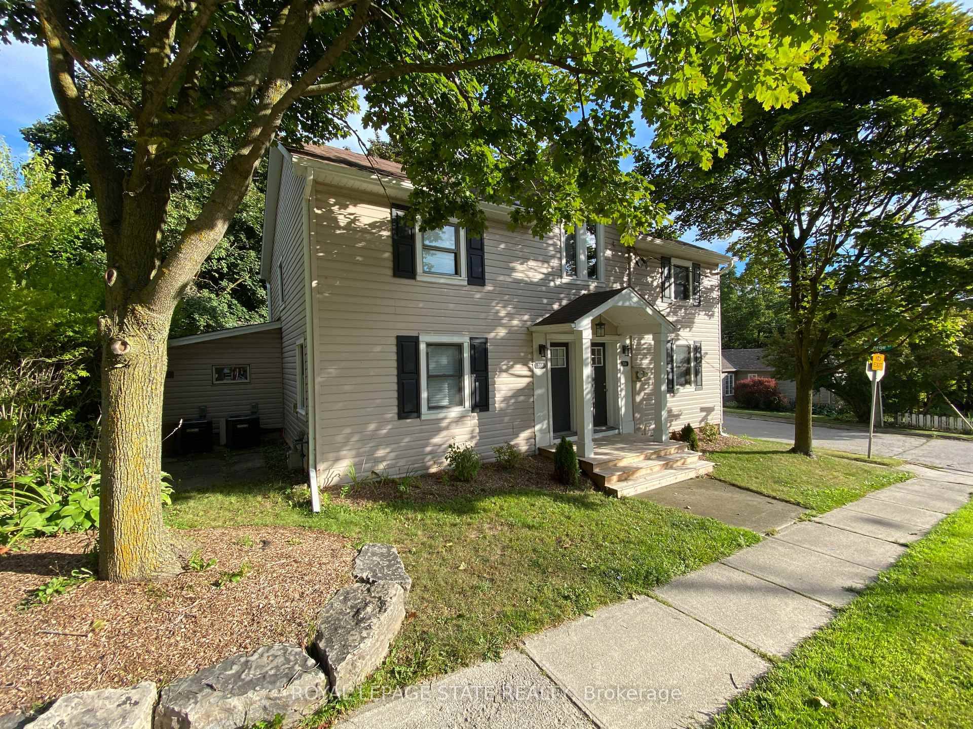 This side by side duplex offers two spacious 2 bedroom, 1 bathroom units.