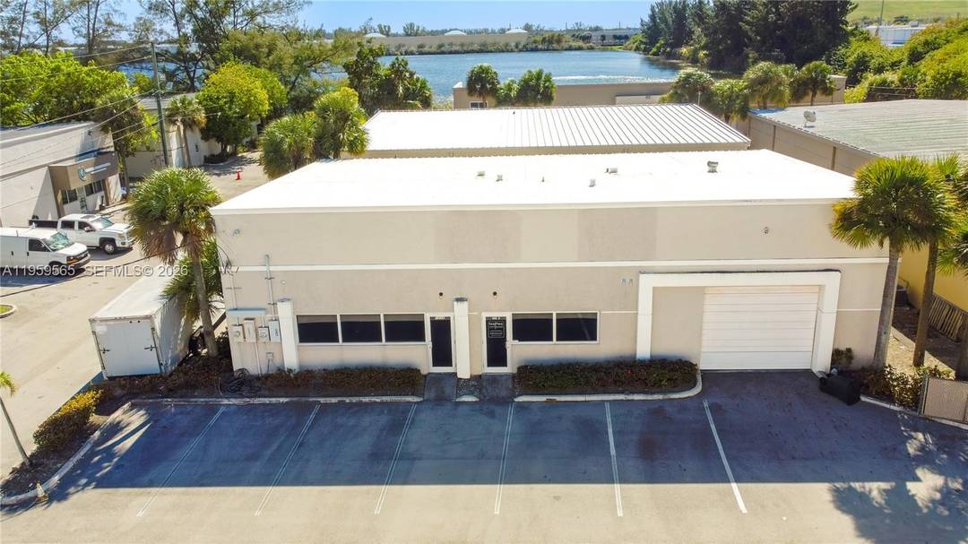 AMAZING OPPORTUNITY TO FOR AN OWNER USER OR INVESTOR !