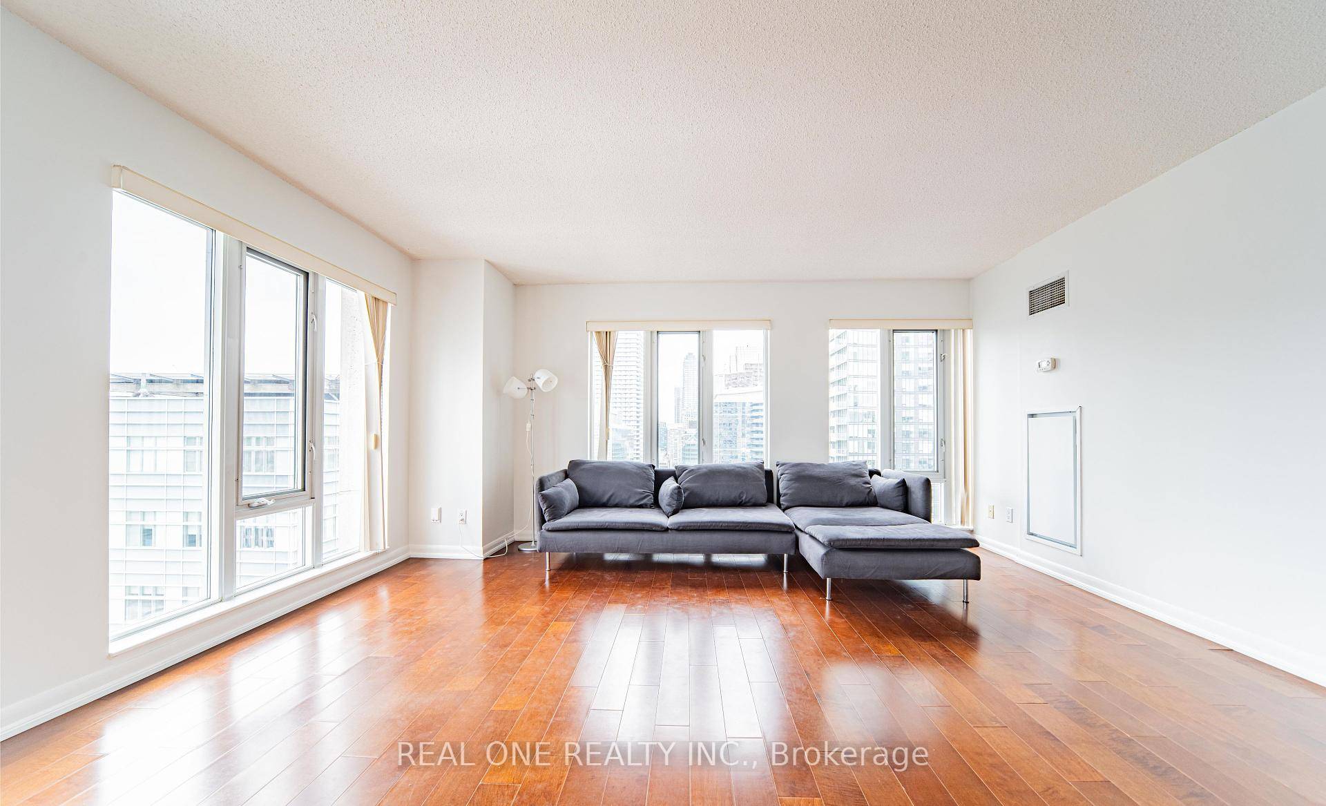 Spacious and Luxury Pantages Residences !