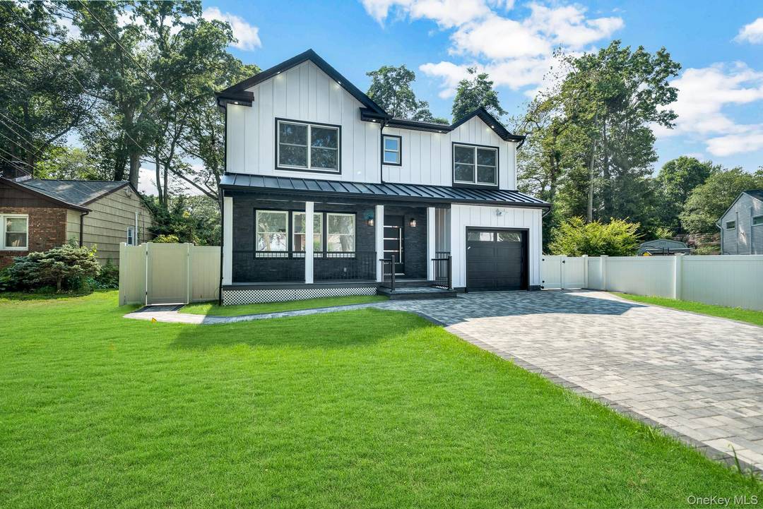 Welcome to 63 Oak Avenue, Huntington Station !