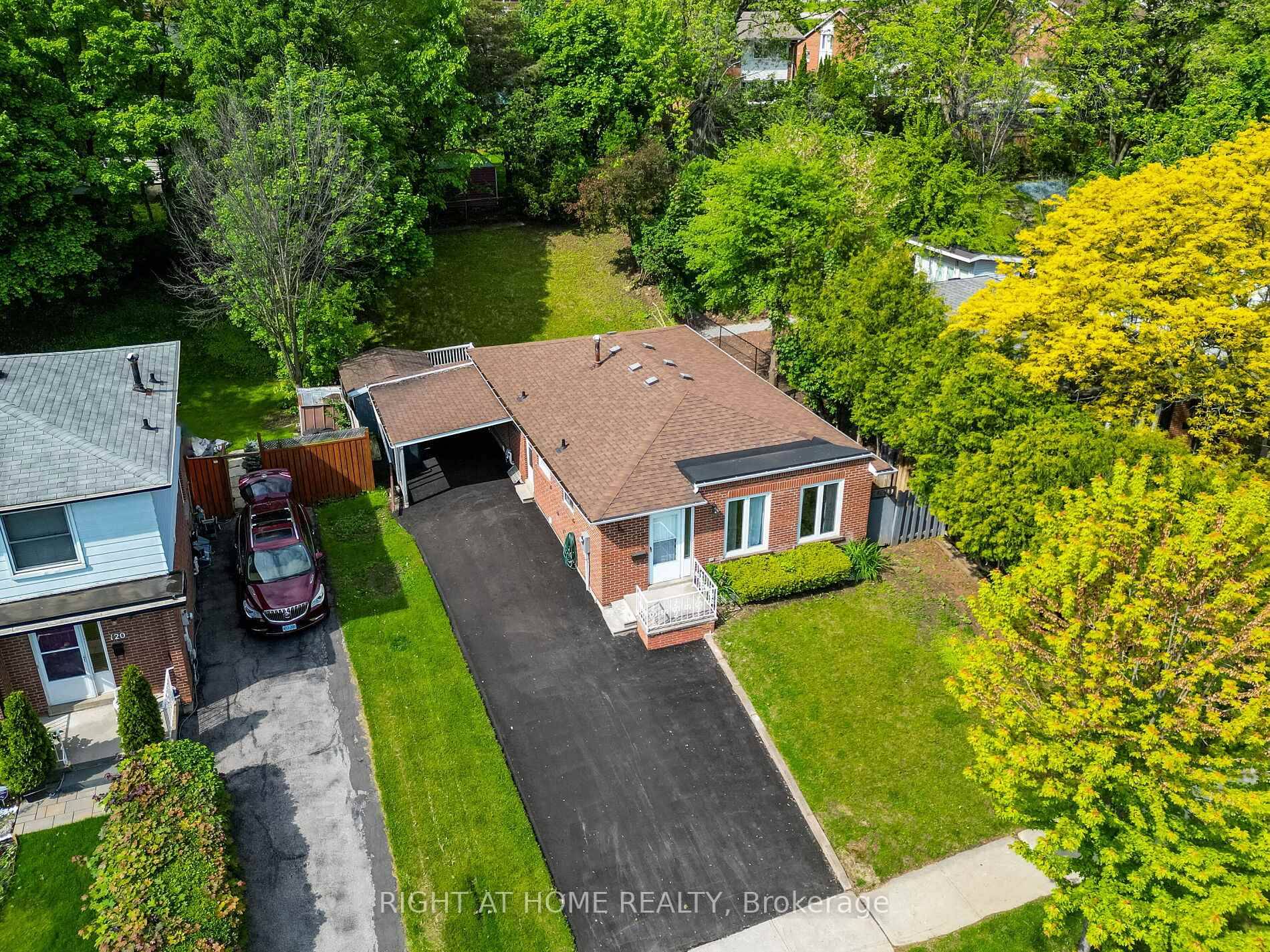 Welcome to this well maintained bungalow nestled in Streetsville Mississauga.