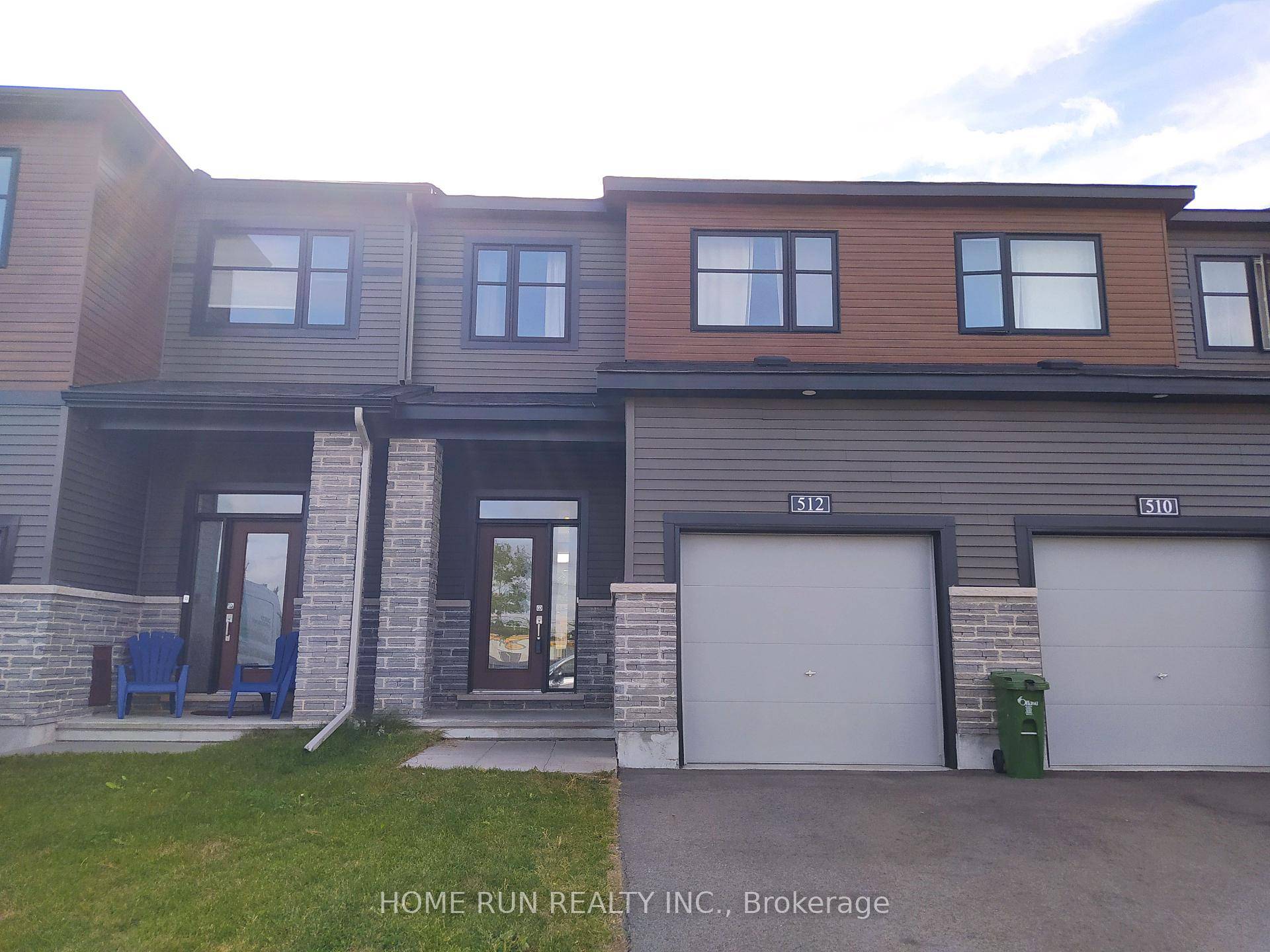 Do not miss out. Welcome to the this freehold townhome with 3 bedrooms, 2.
