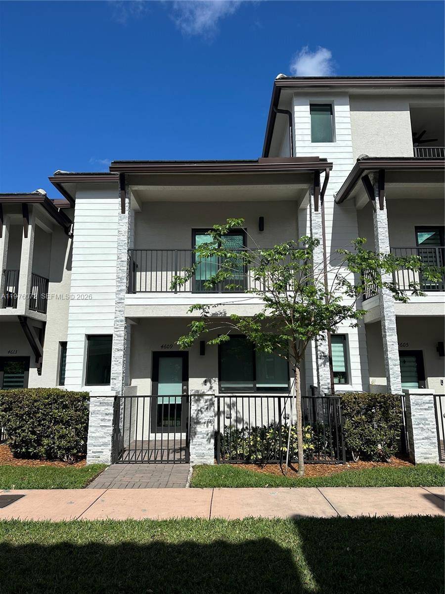 VACANCY ! ! ! BEAUTIFUL TOWN HOME 3 BEDROOM 2.