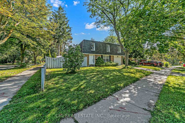 Exceptional Location in the Heart of Richmond Hill !