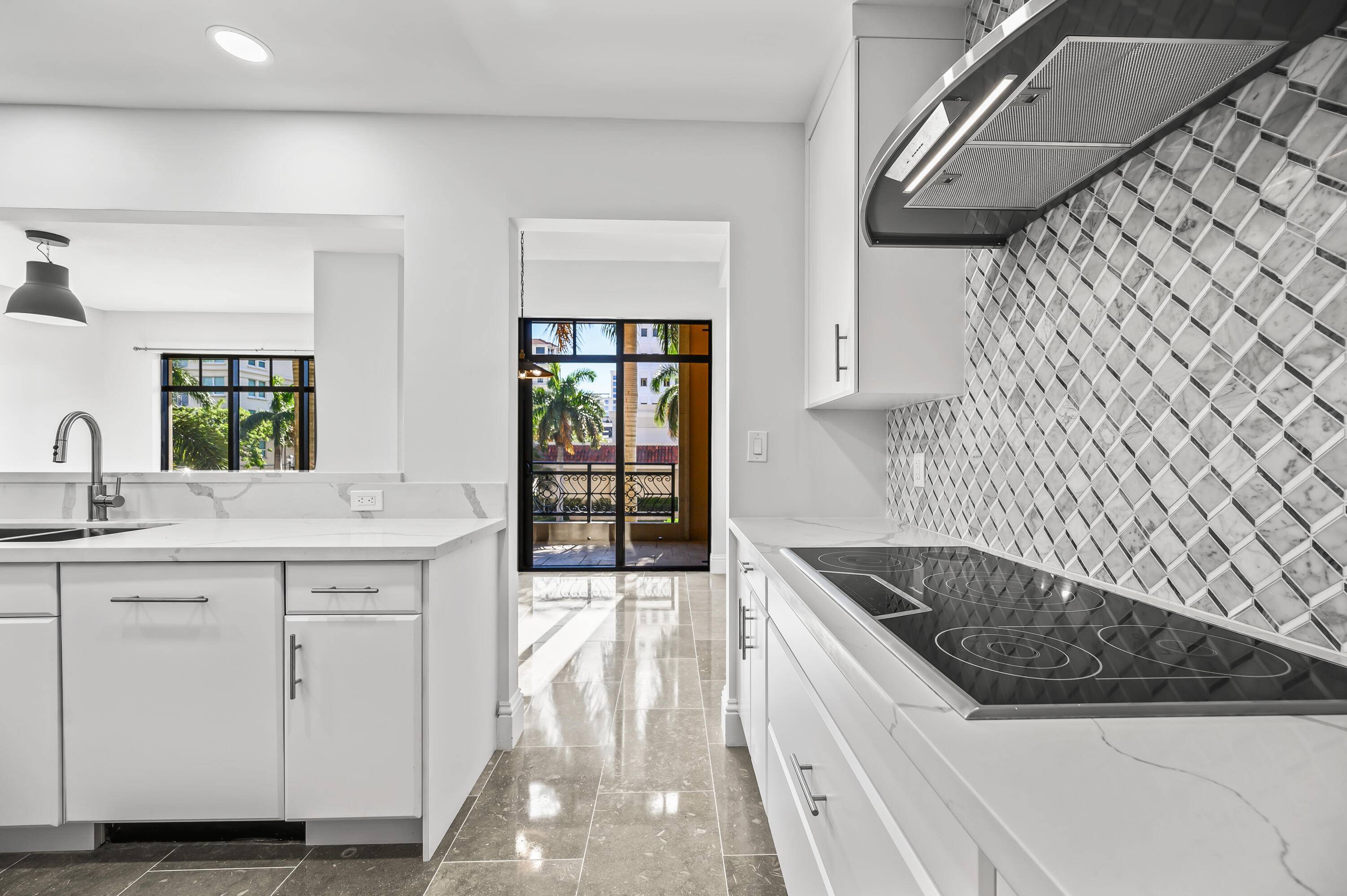 Ultra chic 2 2. 5 ''LIKE NEW'' 2 level condo in 200 East located right in the heart of downtown Boca.