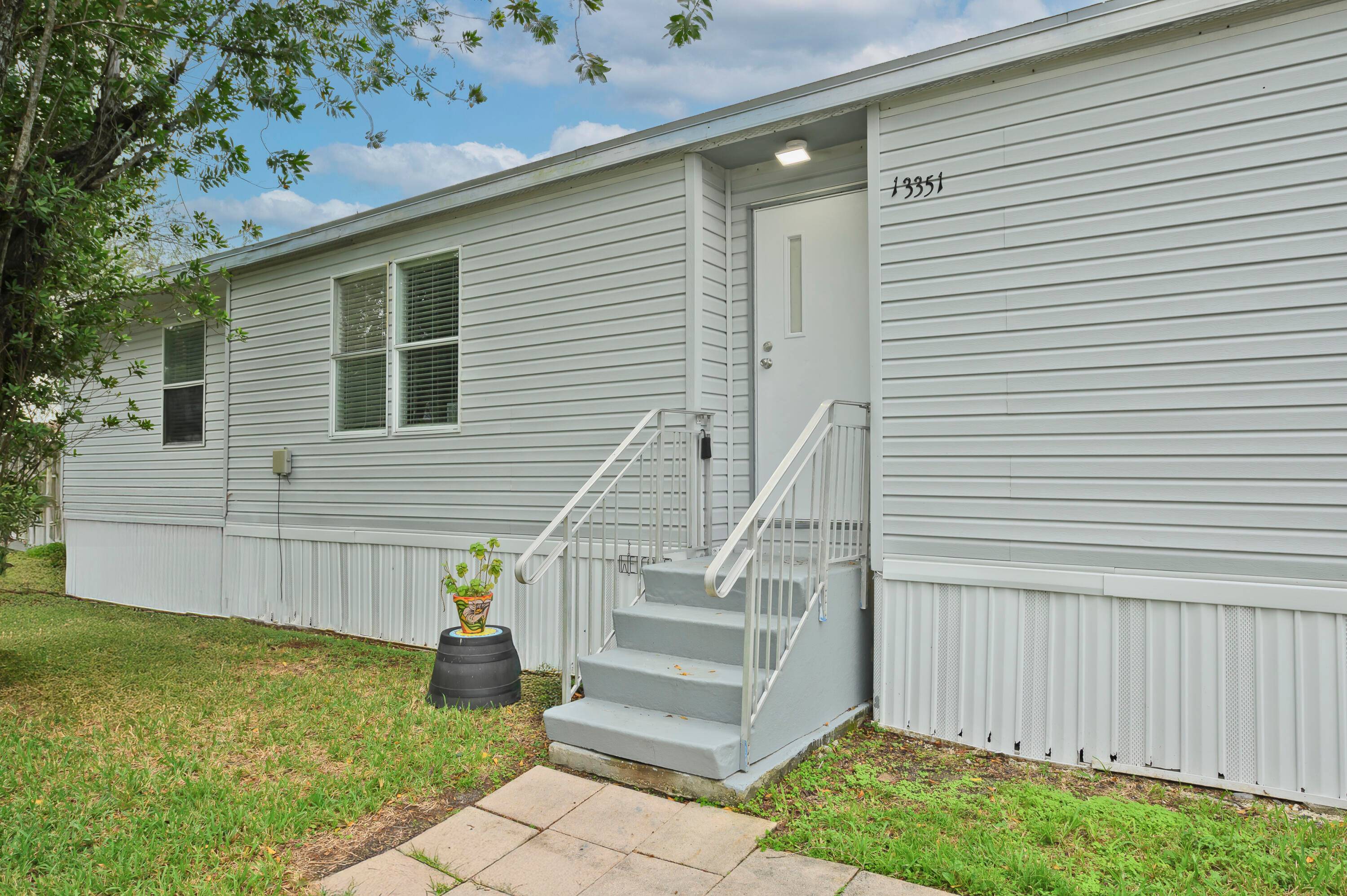 This stunning mobile home in Davie is in pristine condition, with timeless, clean updates that make it truly move in ready.