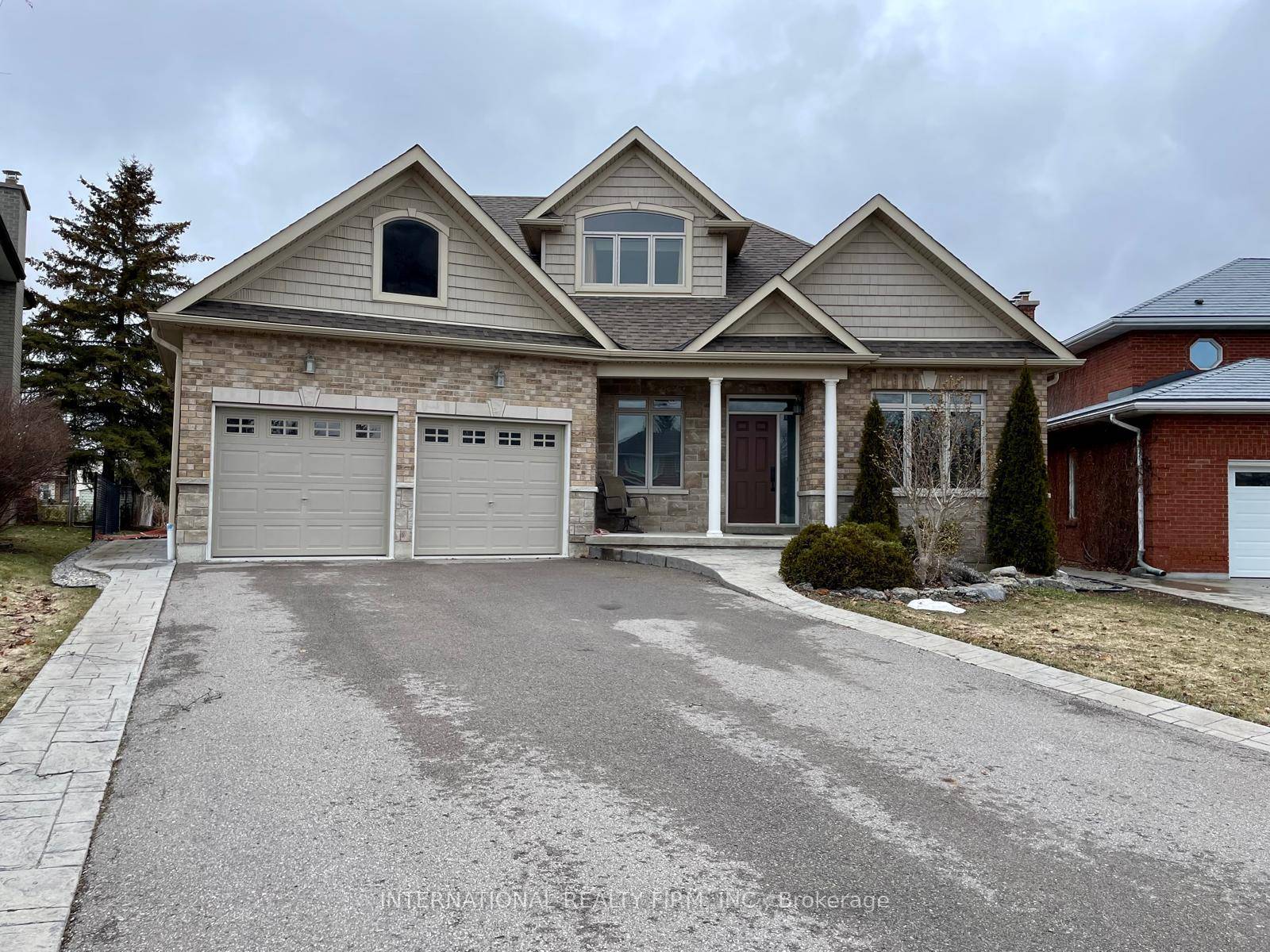 For Lease Welcome to this stunning bungaloft nestled on a quiet cul de sac in one of Lindsay's most desirable neighbourhoods.